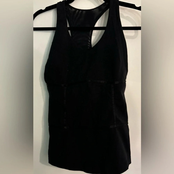Preowned Lululemon Sirsa tank top built in shelf bra ribbon and mesh details - Picture 4 of 6